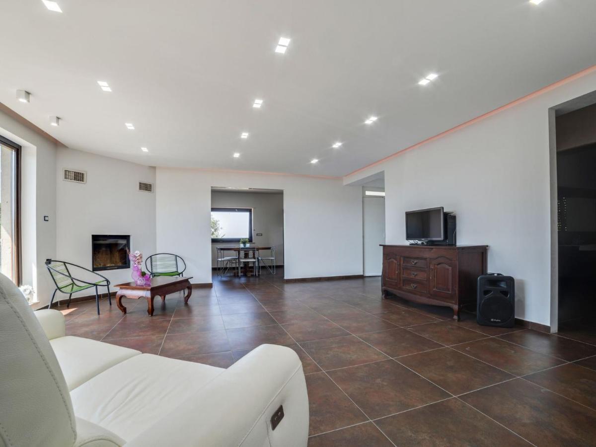 Belvilla By Oyo Modern Villa In Nissoria With Pool Luaran gambar