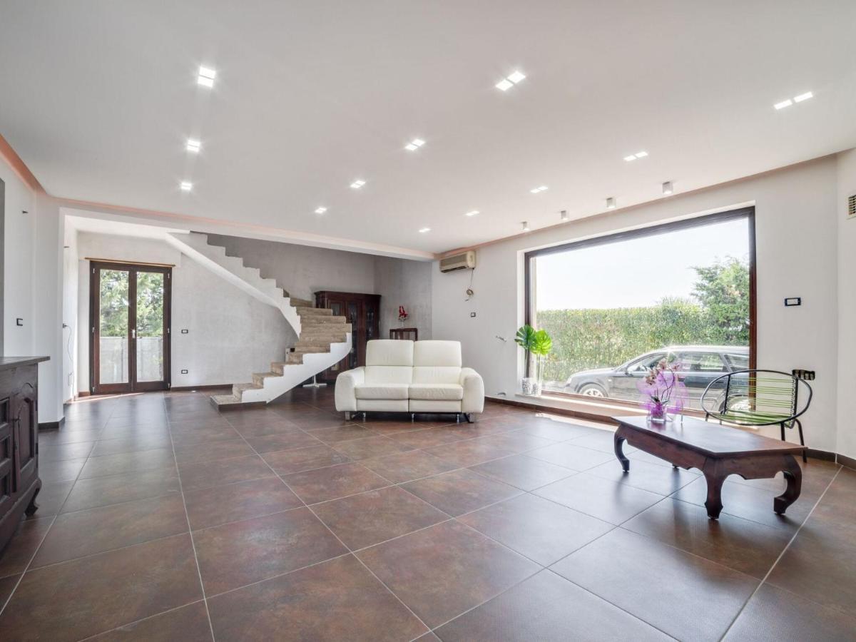 Belvilla By Oyo Modern Villa In Nissoria With Pool Luaran gambar